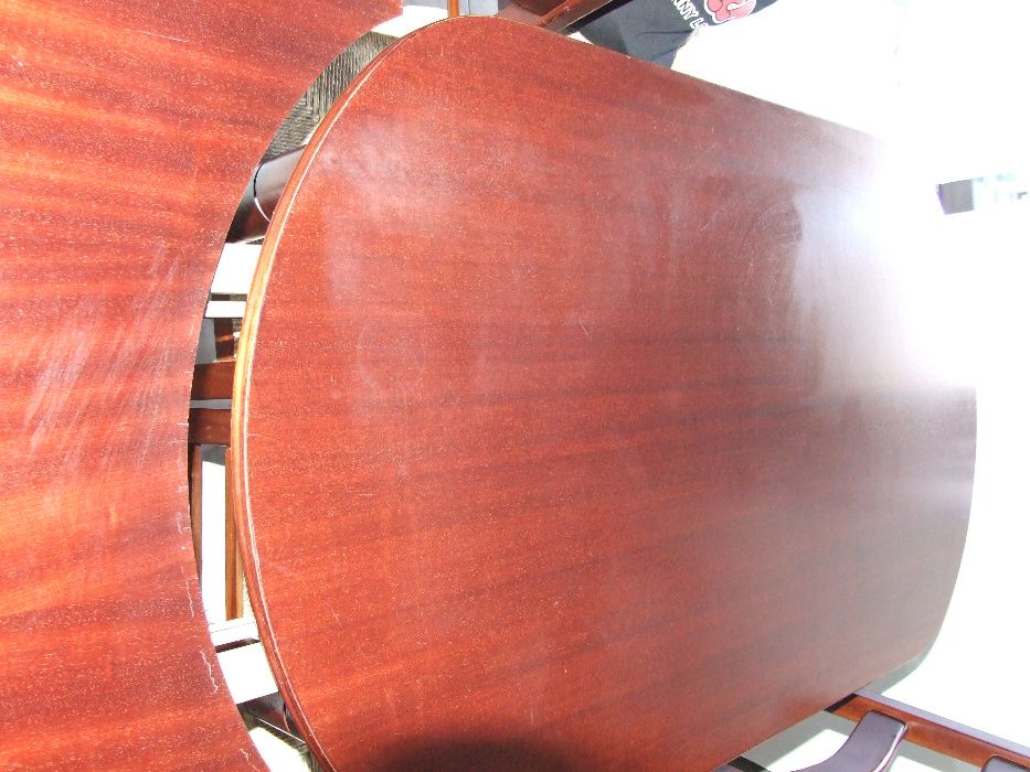 vendo mesa oval em madeira de mogno