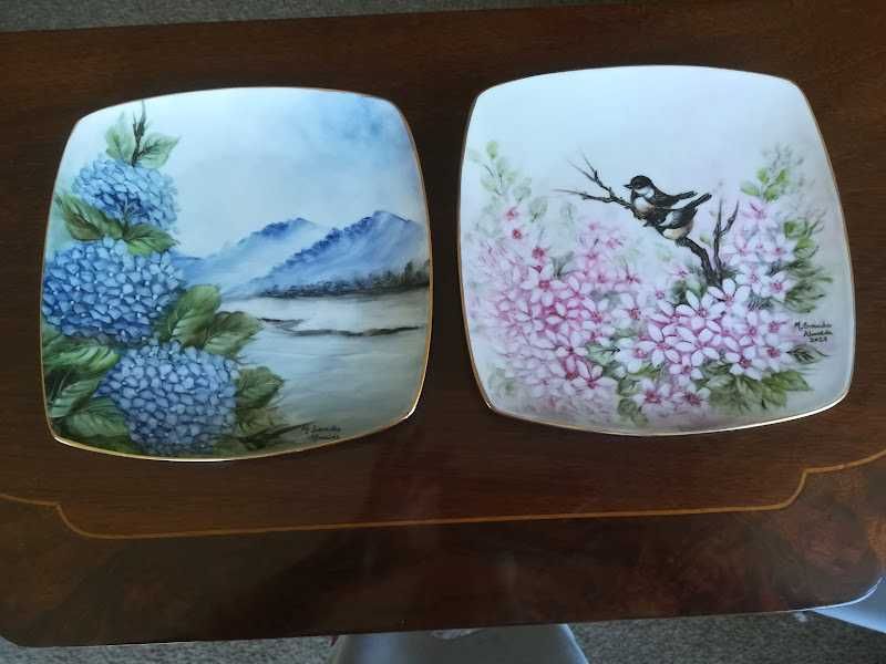 Pratos em porcela pintados à mão.