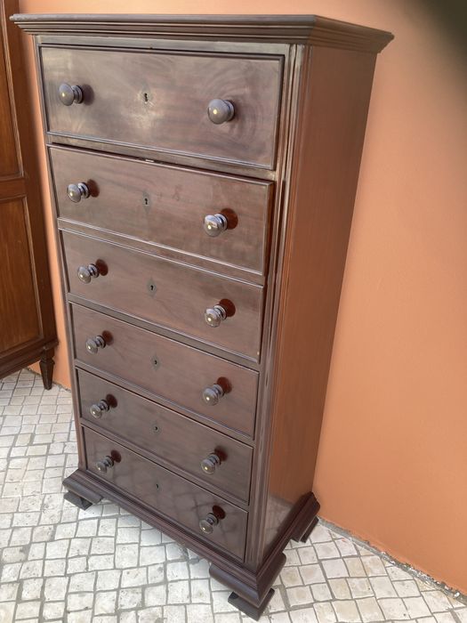 Camiseiro em bom estado com escrevaninha