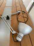 Lampka do biurka z Ikea srebrna