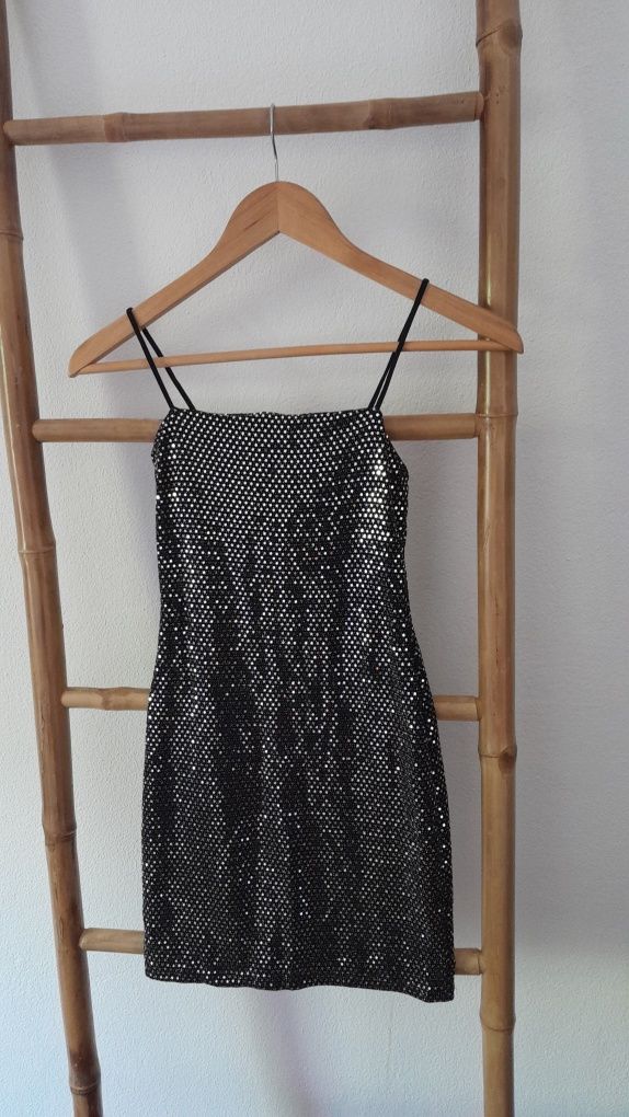 Vestido de festa com lantejoulas prateadas, de alças