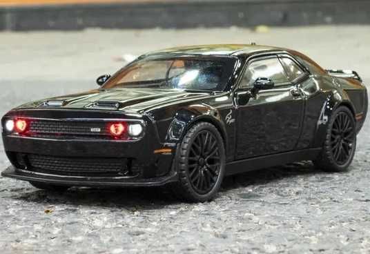 1/32 Dodge Challenger metalowy otwierany dźwięk światło model samochód