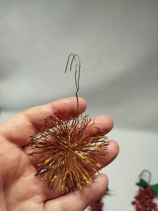 Елочные игрушки, смородина, вишня