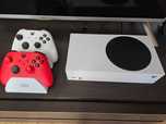 Xbox Series S, dwa pady, stacja ładująca