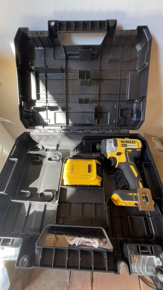 Ударний шуруповерт Dewalt Dcf887nt