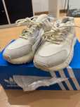 Tênis Adidas com etiqueta