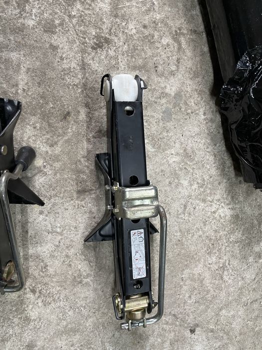 Домкрати у хорошому стані два нових по гривень а по 450 за іншого 300