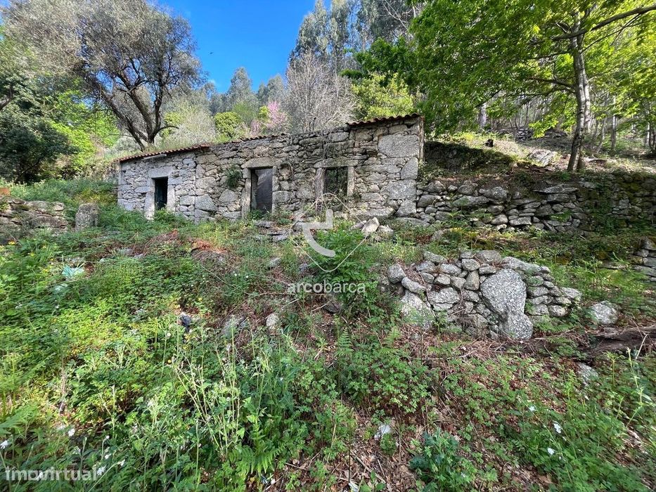 Moradia em pedra para restaurar em Cendufe - Arcos de Valdevez
