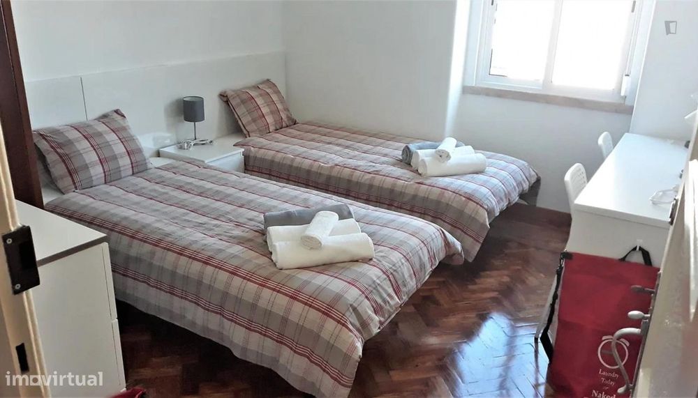 724634 - Quarto com várias camas em...