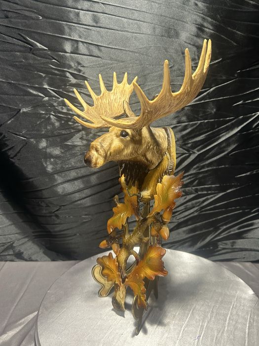 Zawieszka ścienna – łoś wśród liści dębu –  haczyk w stylu myśliwskim