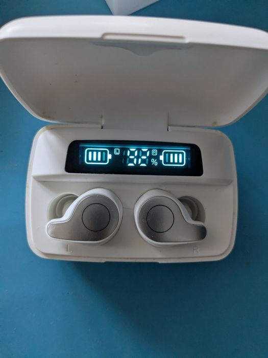 Бездротові bluetooth-навушники F9 з зарядним кейсом - павербанком