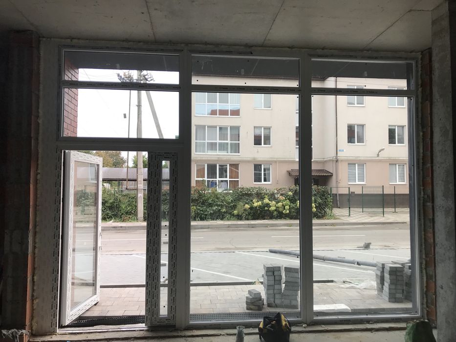 ЖК"Петрівське Містечко 2" Аптека-70 кв.м.Фасад Вітрини від забудовника