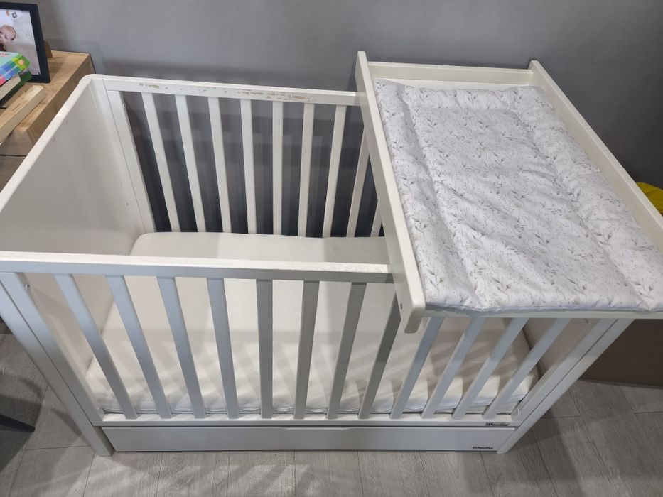 Łóżeczko z materacem, szufladą i przewijakiem