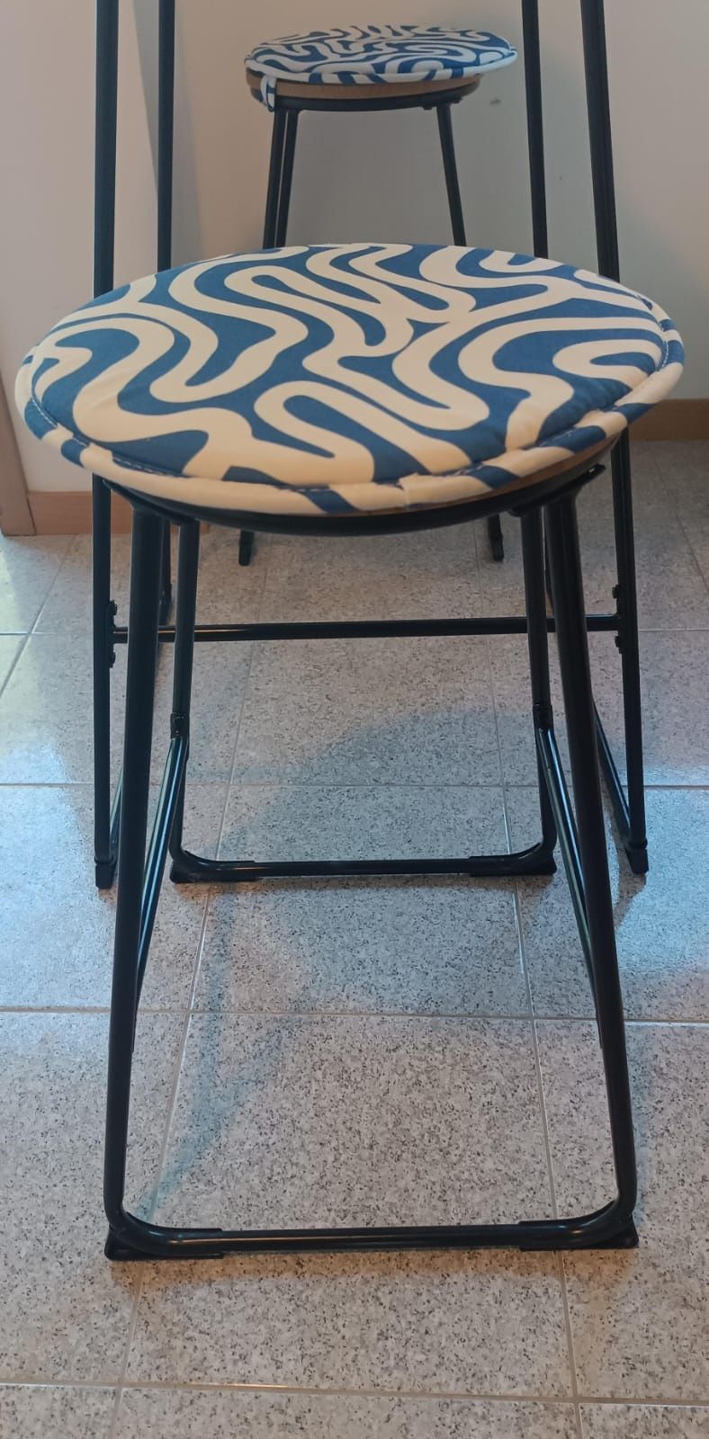 Mesa alta com dois bancos