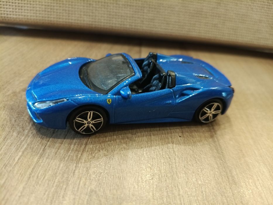 Bburago Ferrari 488 Spider 1/43 samochód niebieski