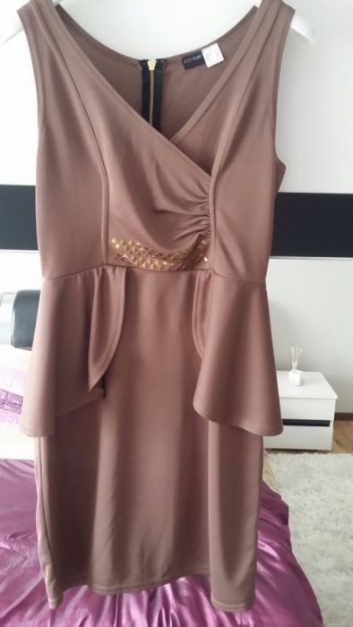 Śliczna sukienka z baskinką