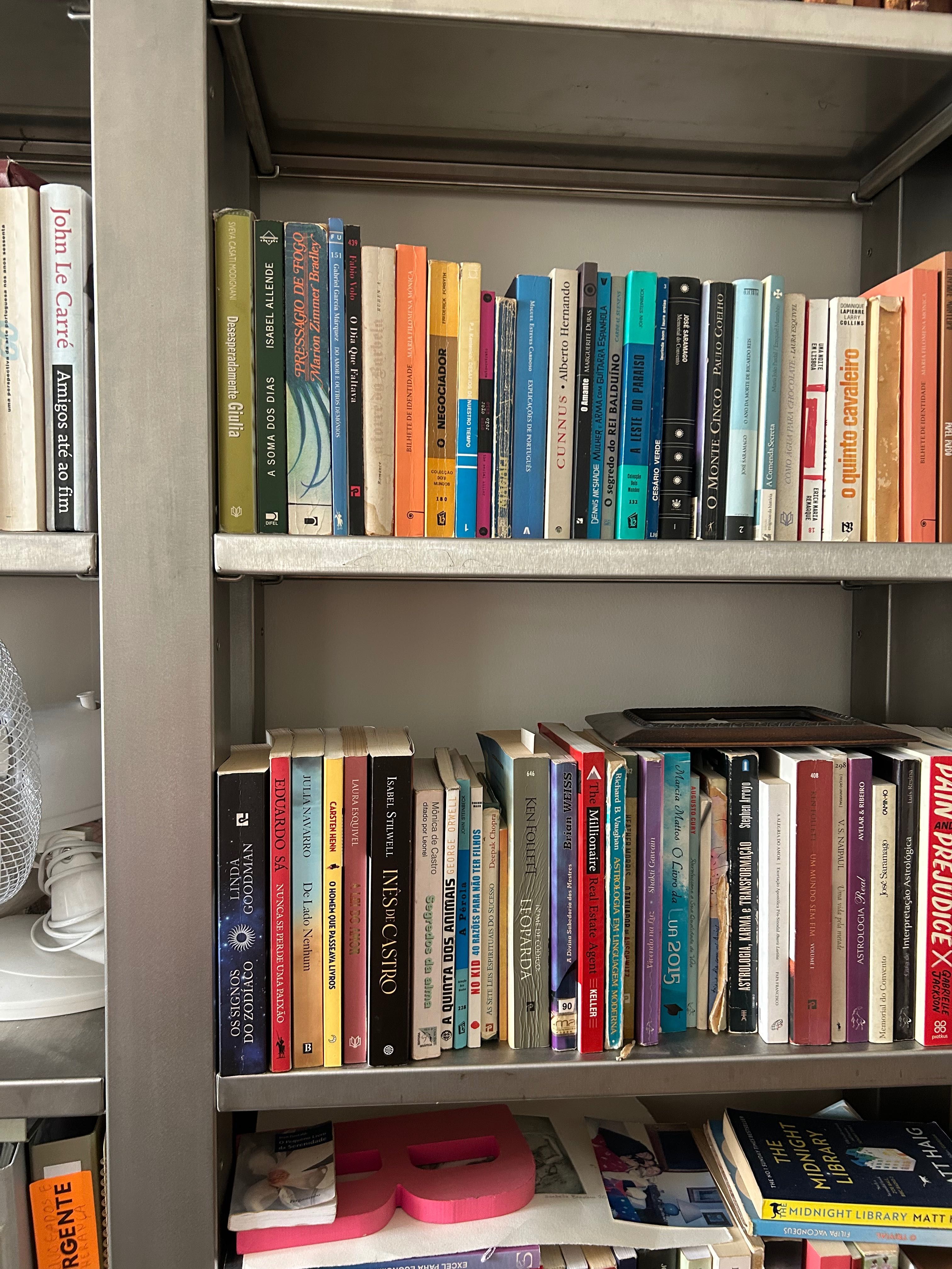 Estantes em inox para biblioteca ou arrumação em hotel.