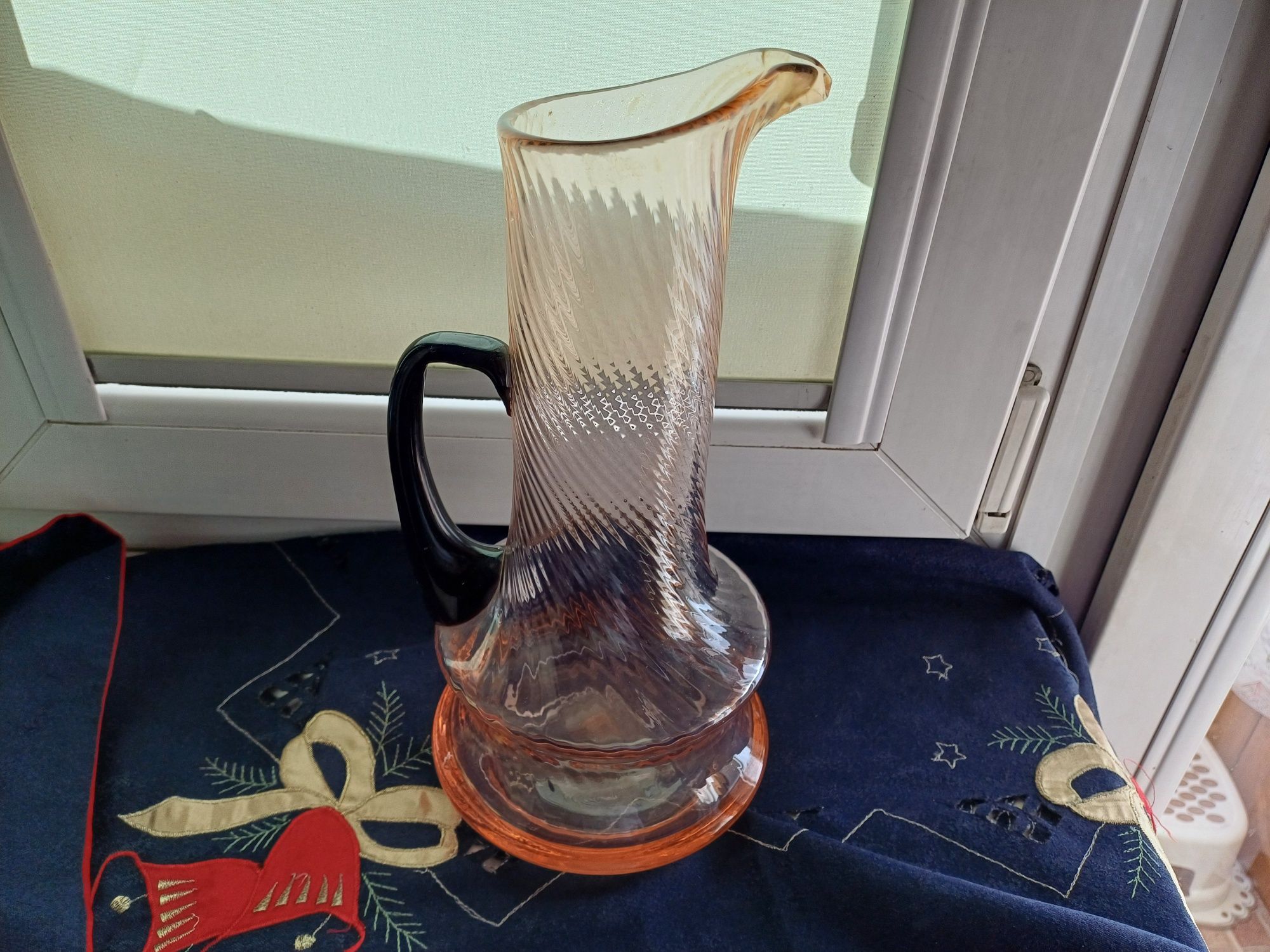 Szklany duży dzbanek rozalinowy z czarnym ucham-vintage