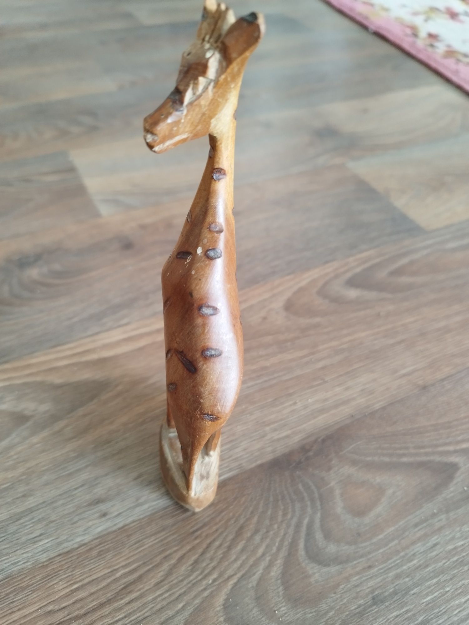 Drewniana figurka żyrafa