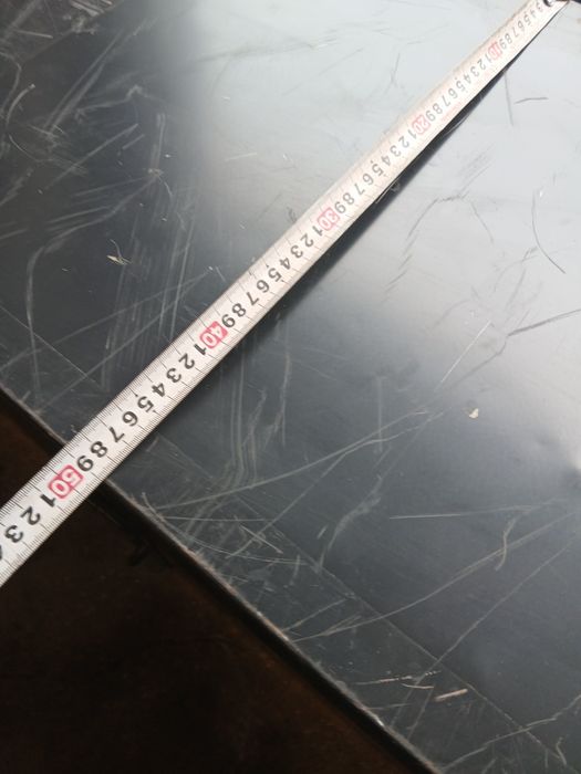 Caixa metálica cinzenta escura