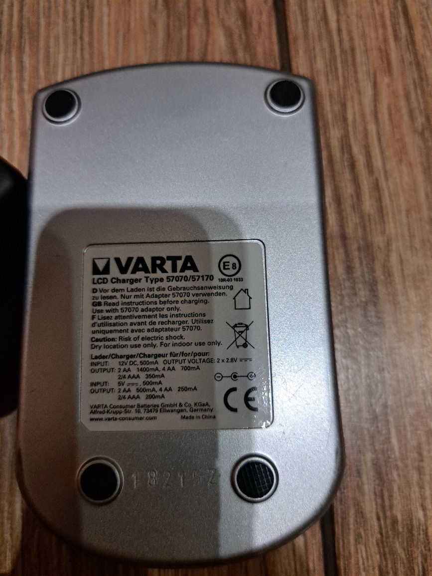 Ładowarka Varta  AA AAA
