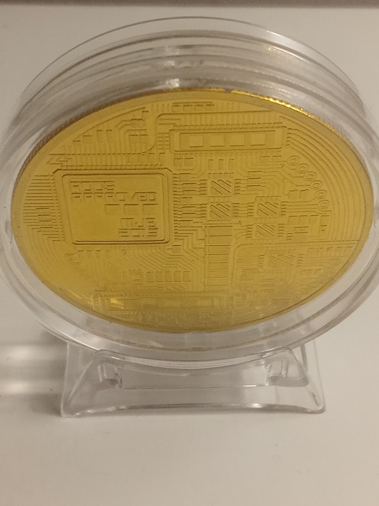 Bitcoin w stojącym holderze