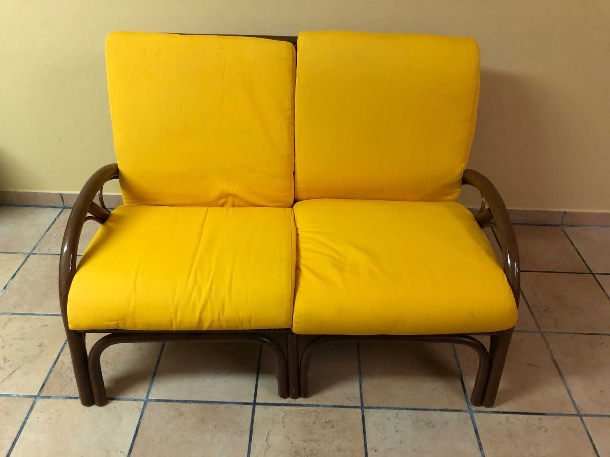 1 sofa de dois lugares e 1 poltrona