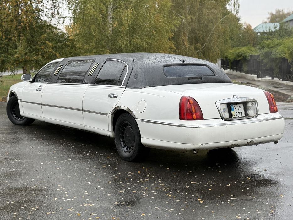 Lincoln Town car на полном ходу