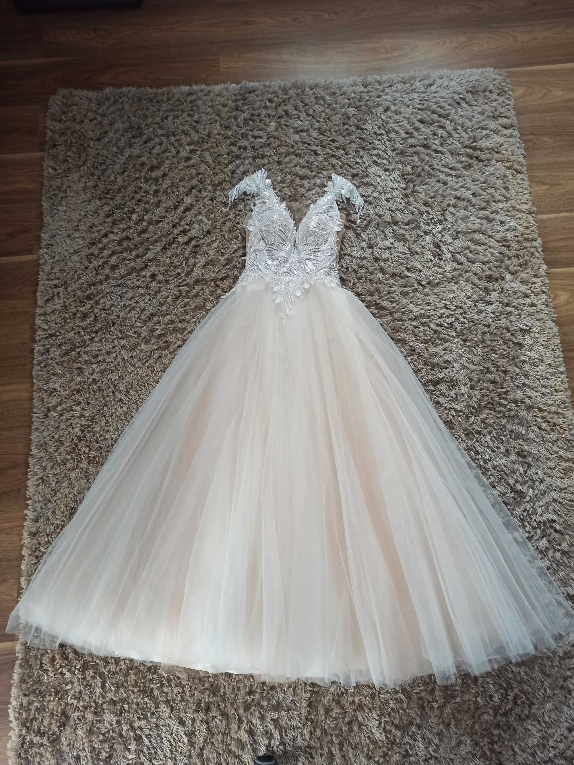 Bogato zdobiona suknia ślubna tiulowa z welonem