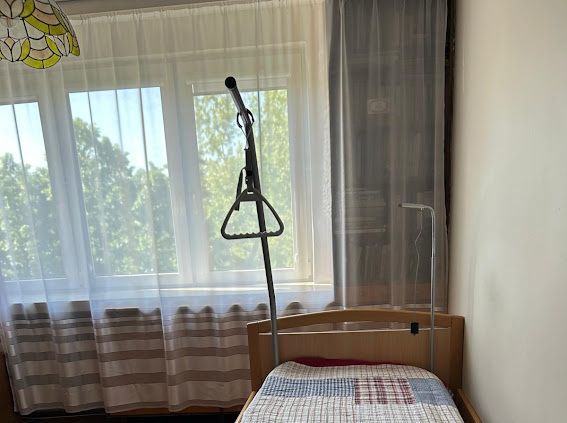 Łóżko rehabilitacyjne bukowe z materacem