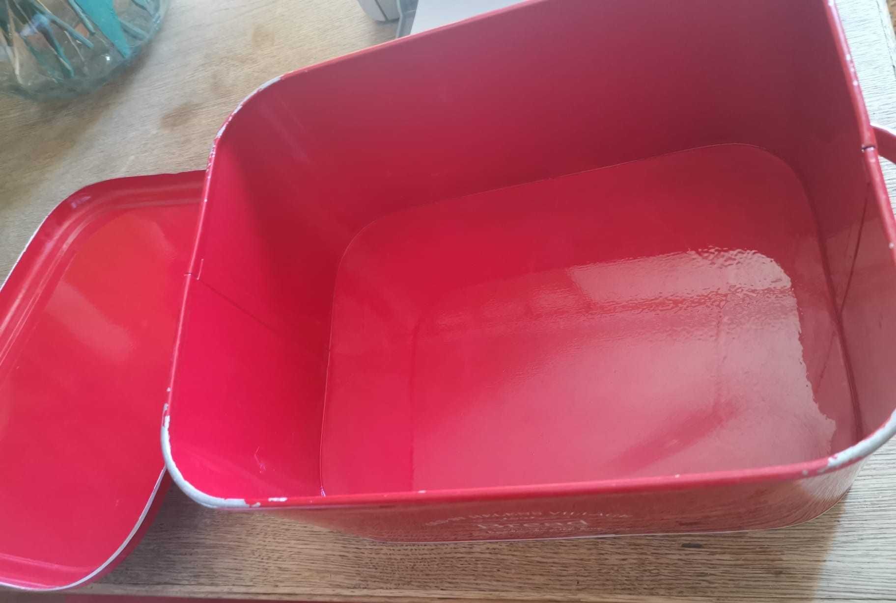 Czerwony metalowy chlebak, pojemnik na pieczywo