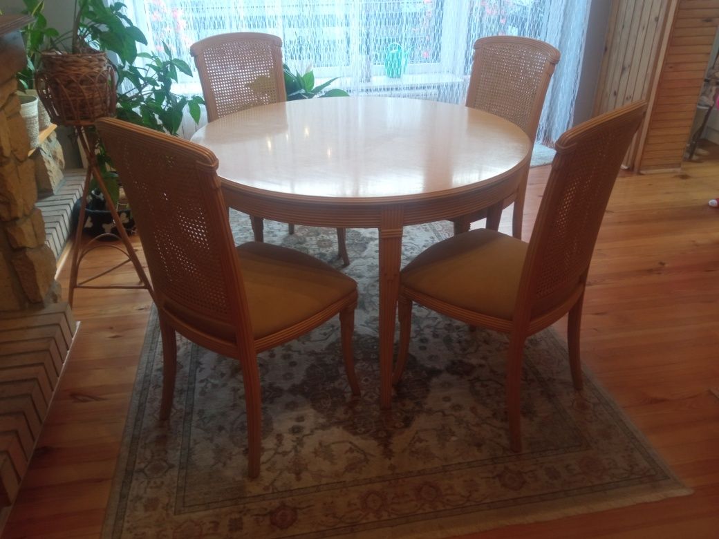 Sprzedam komplet stół z krzesłami plus komoda