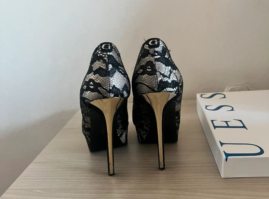 Sapatos GUESS edição especial limitada pele forrada a renda preta