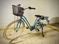 Bicicleta de cidade azul