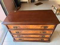 Vendo Cómoda de quarto em madeira maciça mogno em bom estado