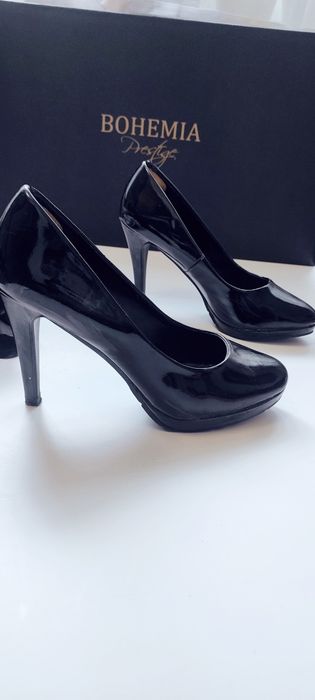 Piękne sexowne czarne lakierowane wysokie piękne eleganckie na obcasie