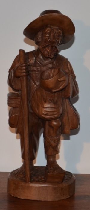 Escultura em Madeira Maciça – Velho Pobre
