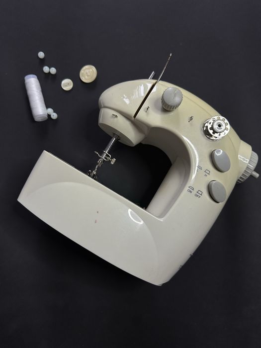 портативна міні-швейна машинка.