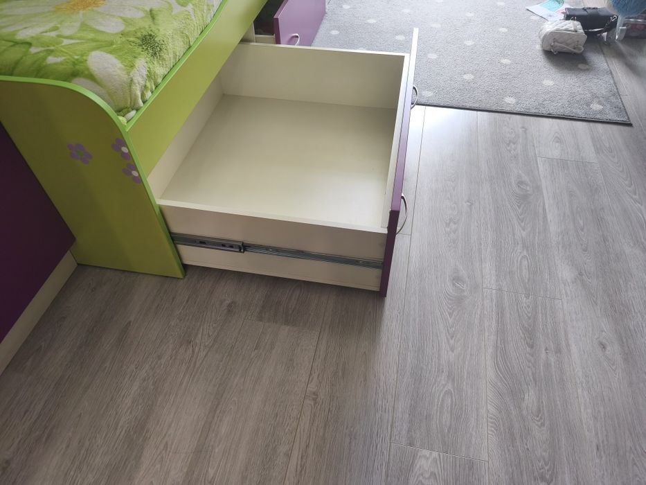 Меблі в дитячу кімнату (ліжка, шафа)