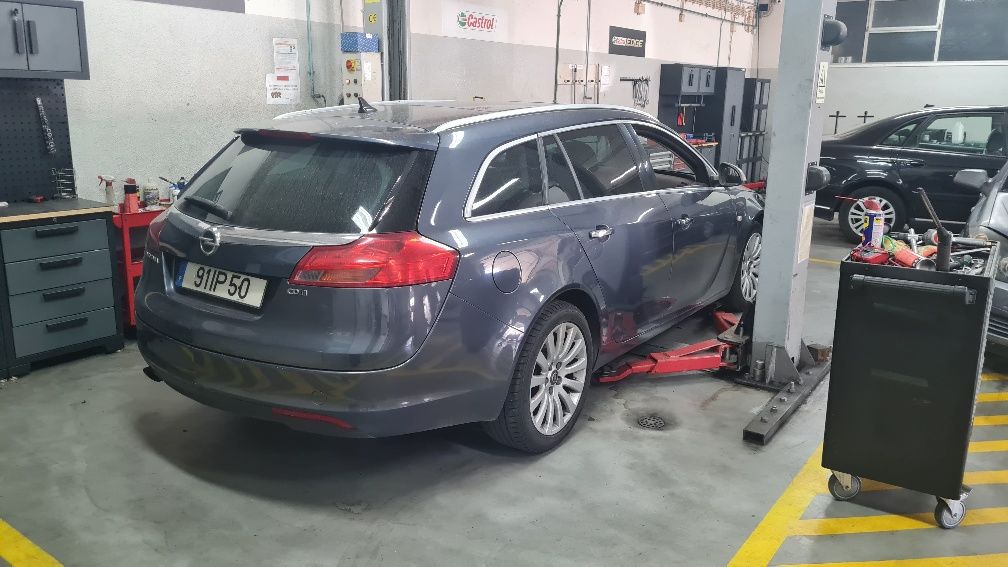 Opel insignia sports tourer avariado