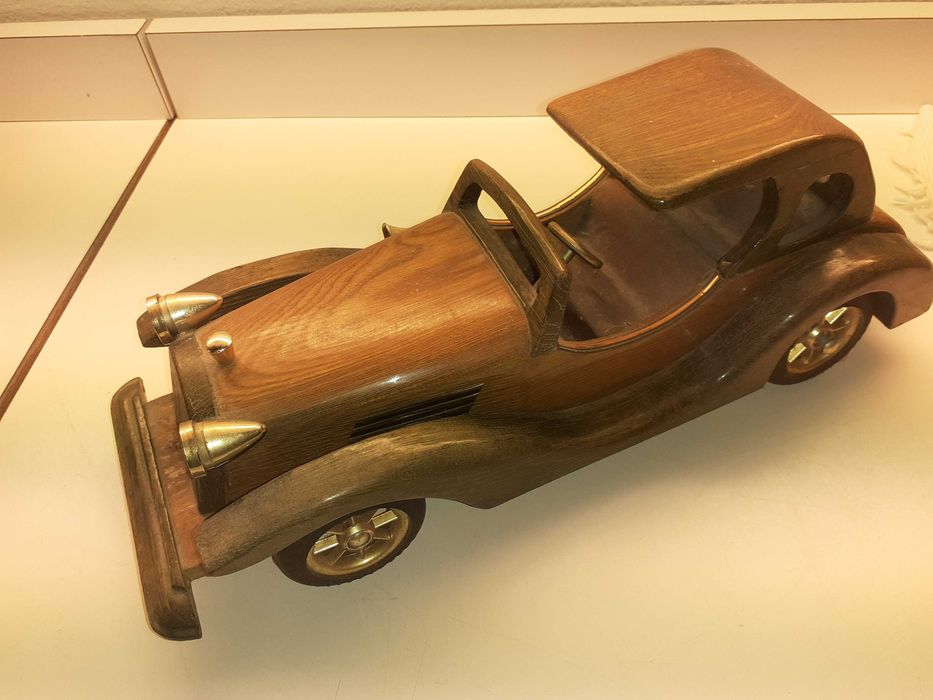 Carro antigo de madeira