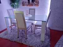 Mesa e 4 cadeiras de sala de estar  em muito bom estado