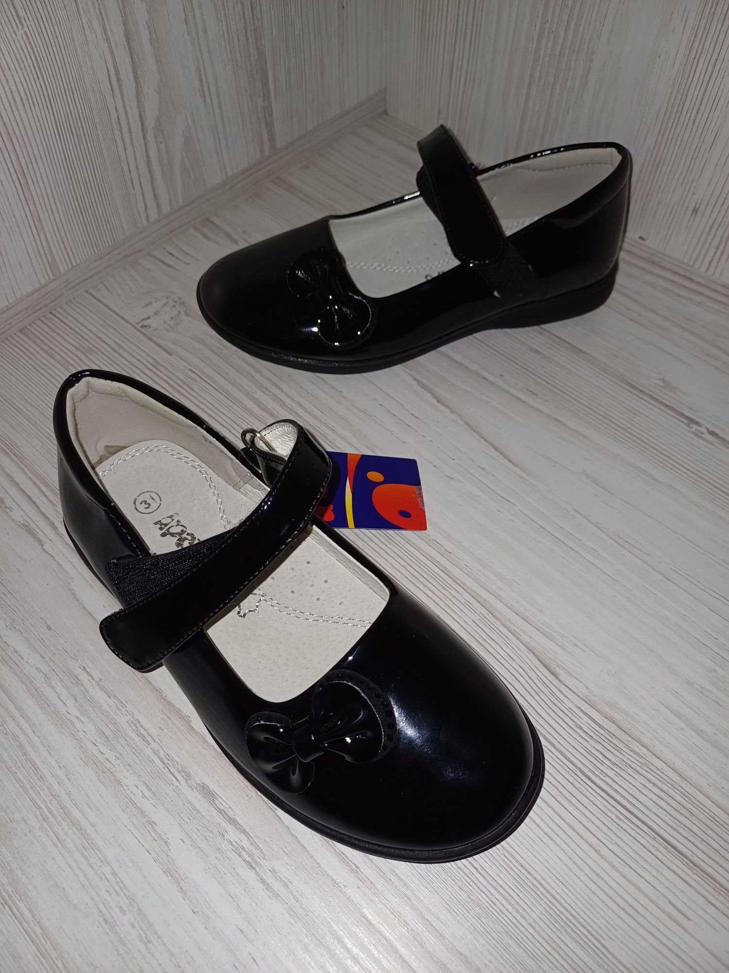 Продам новые лаковые туфли для девочки Apawwa (Румыния)