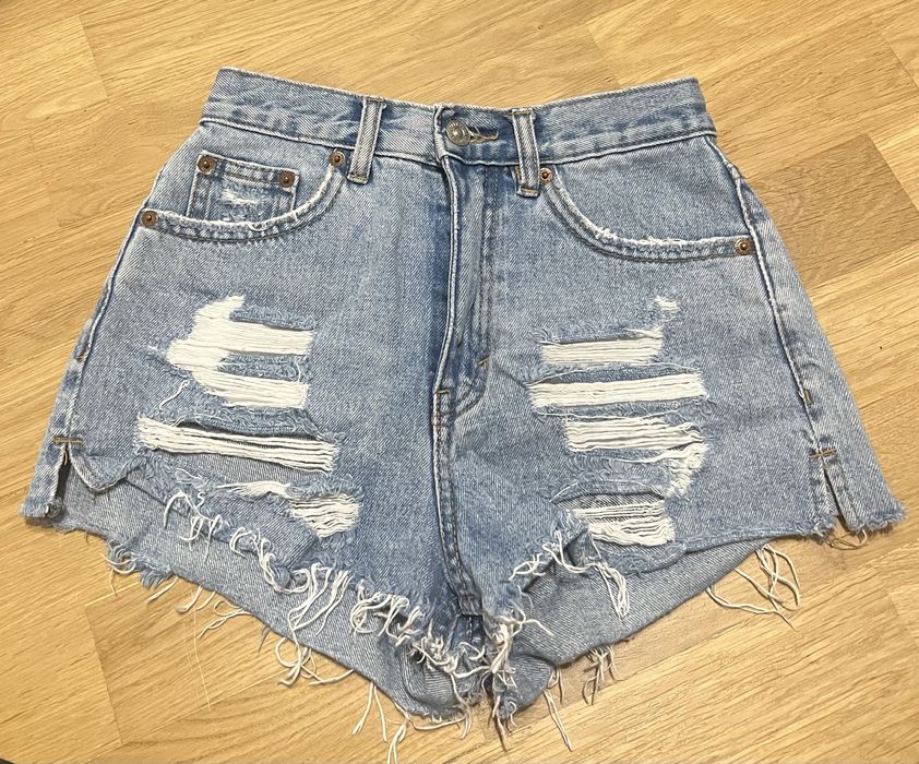 Spodenki jeansowe z przetarciami