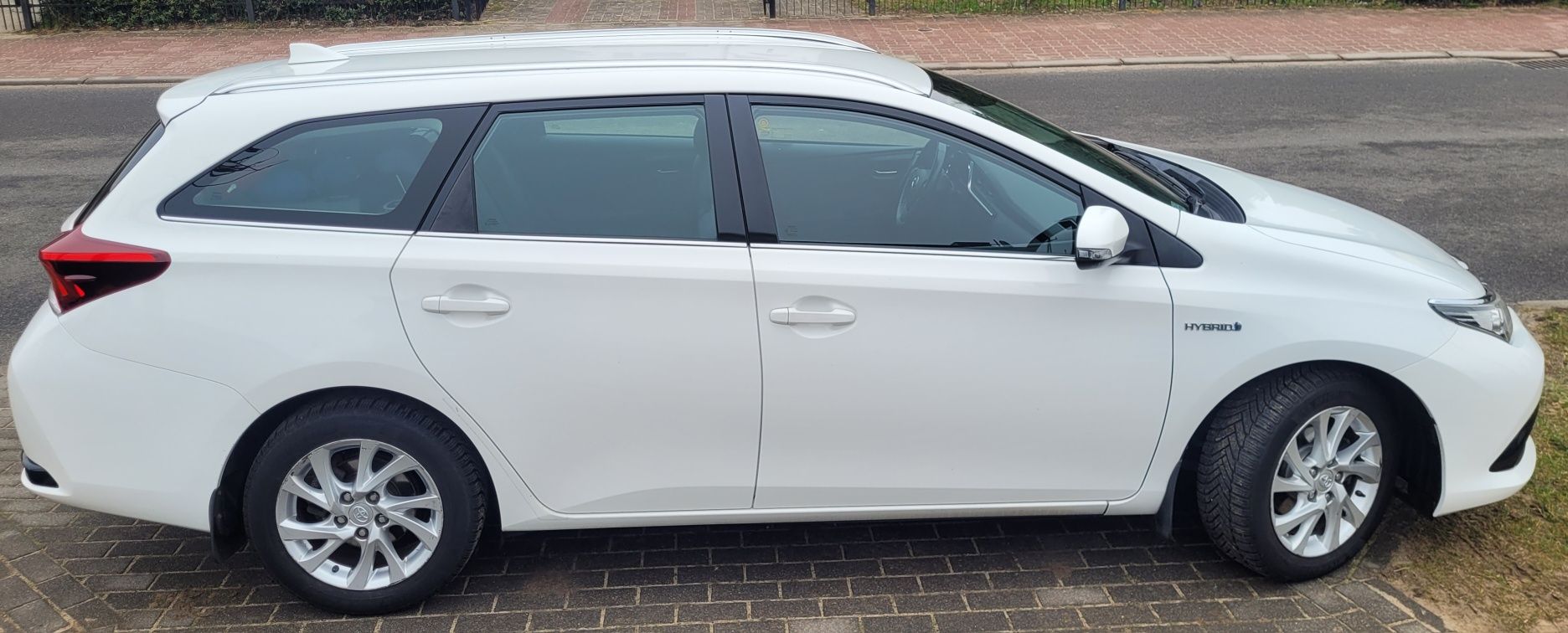 Toyota AURIS Hybrid 135 premium kombi 2017 przebieg 159000