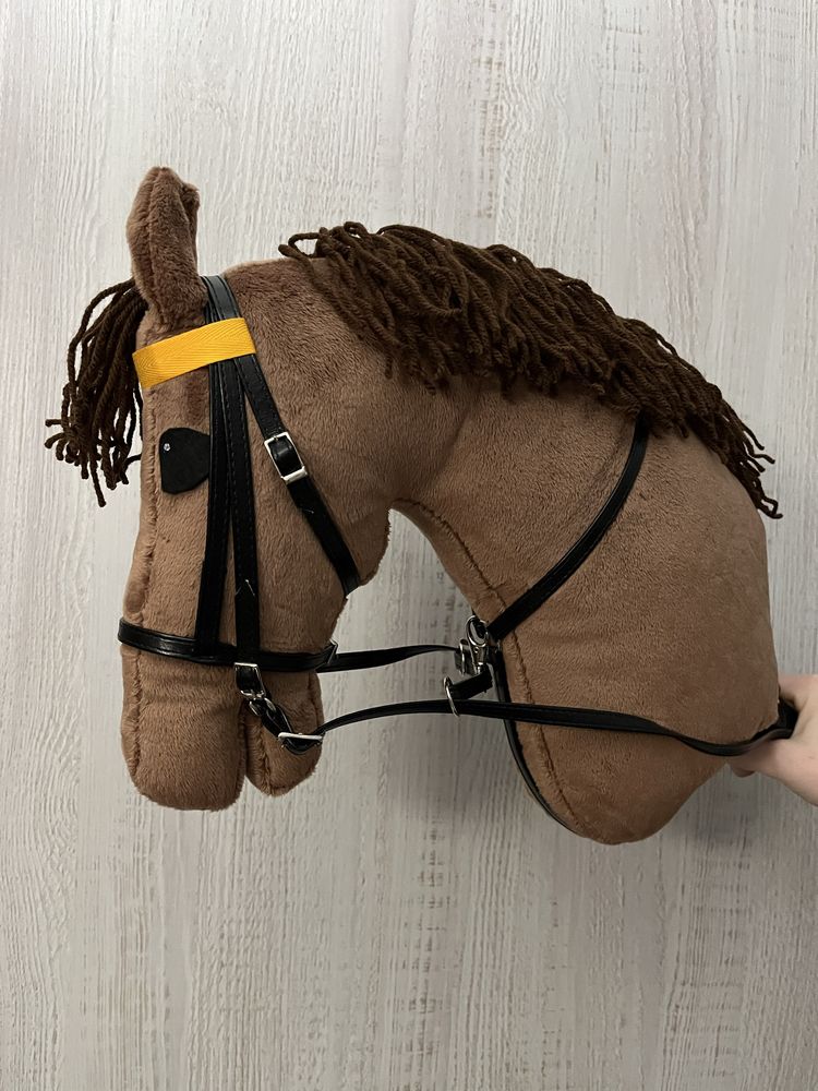 Hobby horse z oglowiem, napiersnikiem i kijem