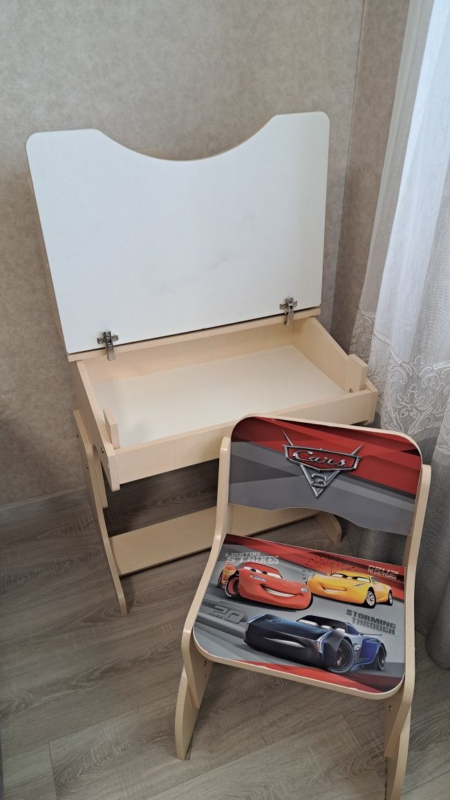 Продам парту детскую