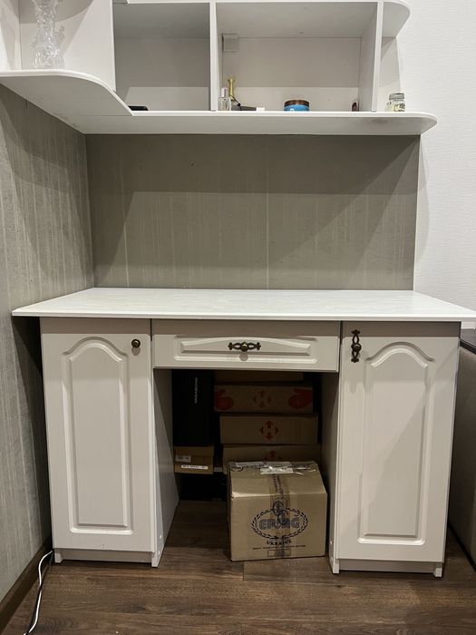 компьютерный письменный стол или трюмо деревянный белый