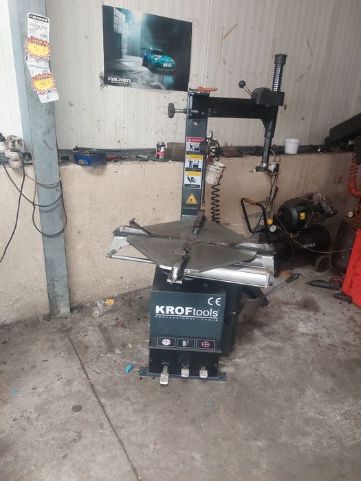Máquina para desmontar pneus da marca Kroftools.