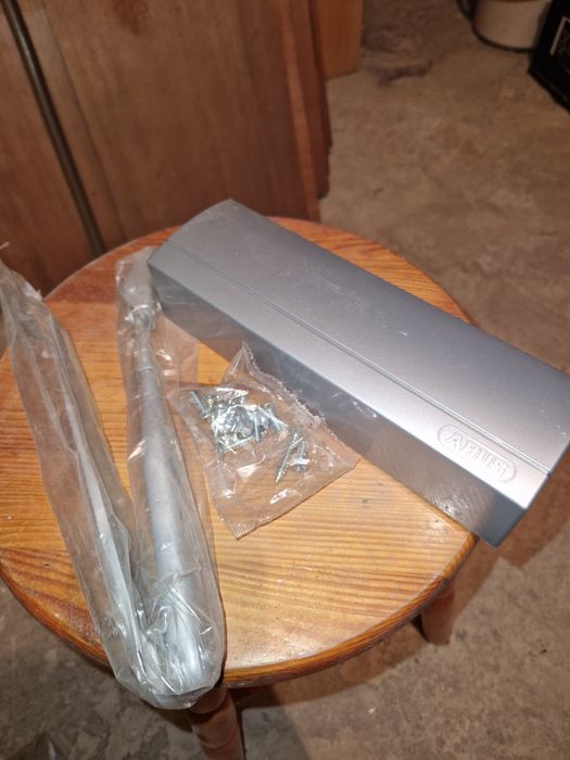 Siłownik do drzwi nowy